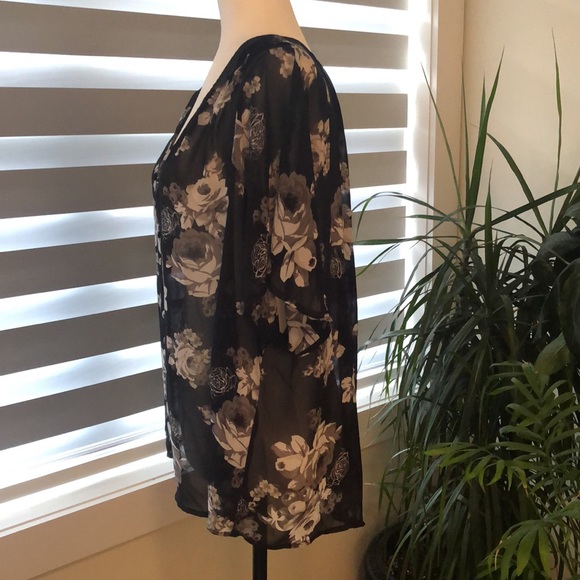 Torrid Ladies Sheer Short Sleeve Blouse Size 1 V-Neck & Material Covered Buttons - Picture 4 of 6